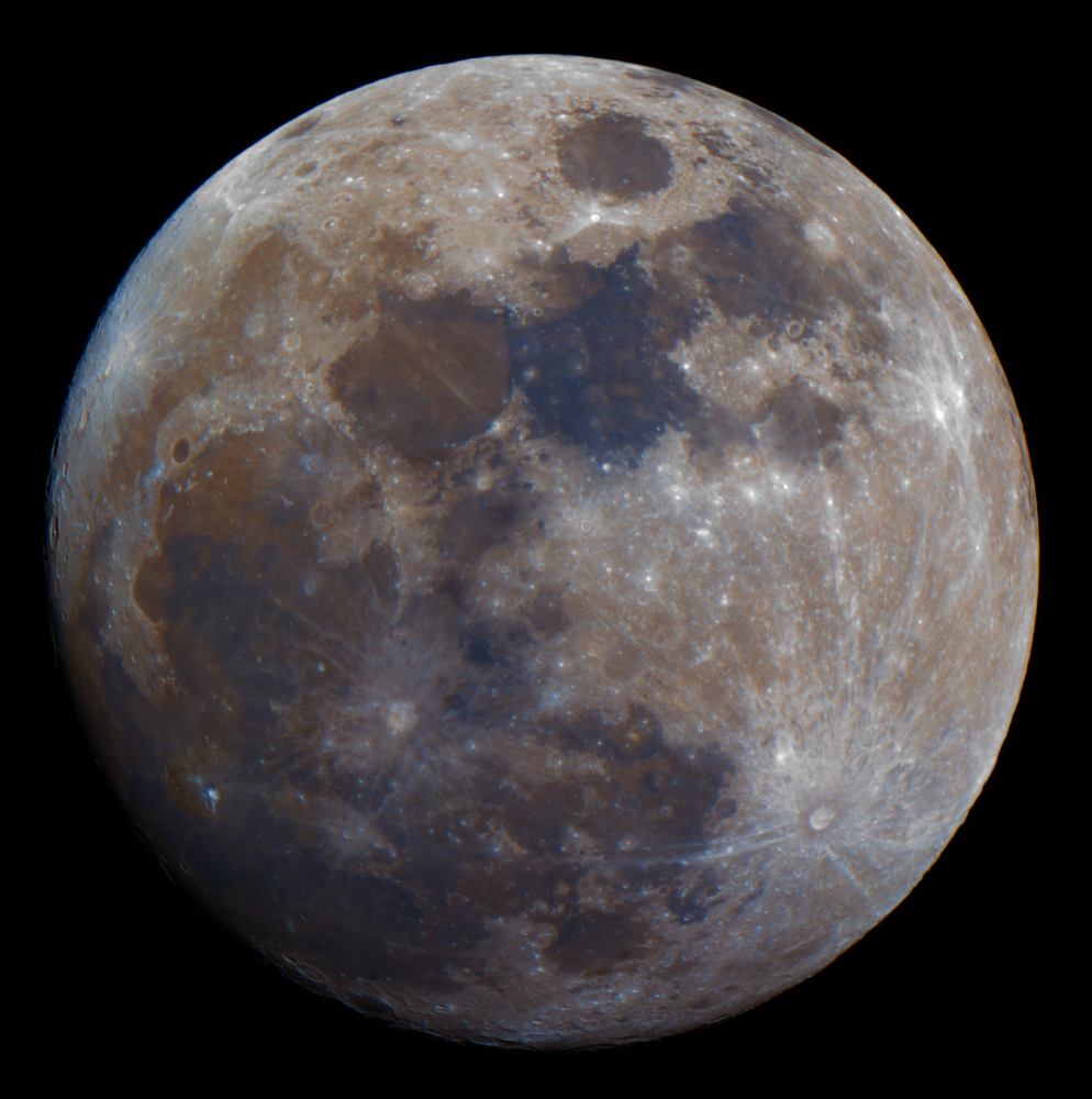 lune en couleurs exagerees